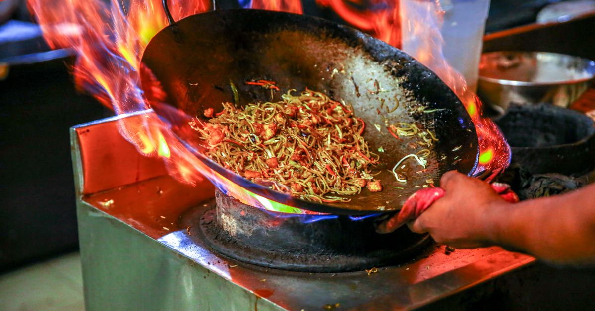 Cuisine asiatique food truck — wok et nouilles sautées